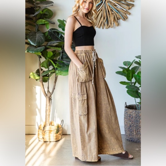 Oli & Hali Black Top and Tan Wide-Leg Pants - Picture 5 of 5